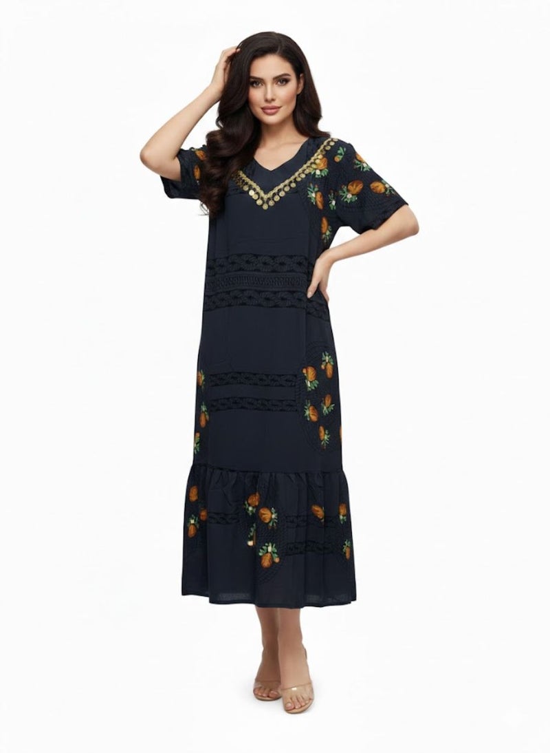 بريميم جلابية نسائية متوسطة الطول بنقشة أناناس باللون الأزرق الداكن - جلابية رمضان - مطرزة بالذهب، بياقة على شكل حرف V، وأكمام نصفية، مصنوعة من قماش جورجيت ناعم، بتصميم حافة متعددة الطبقات - Image 1